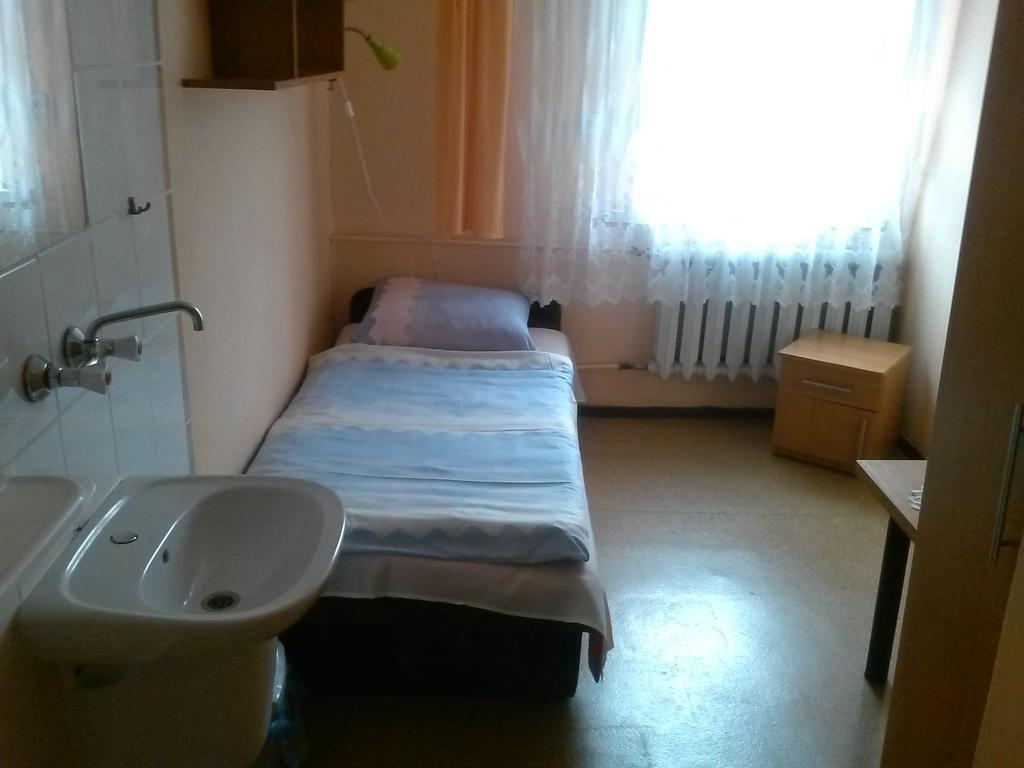 Pod Zielonym Kogutem Hostel Duszniki Zdroj Bilik gambar
